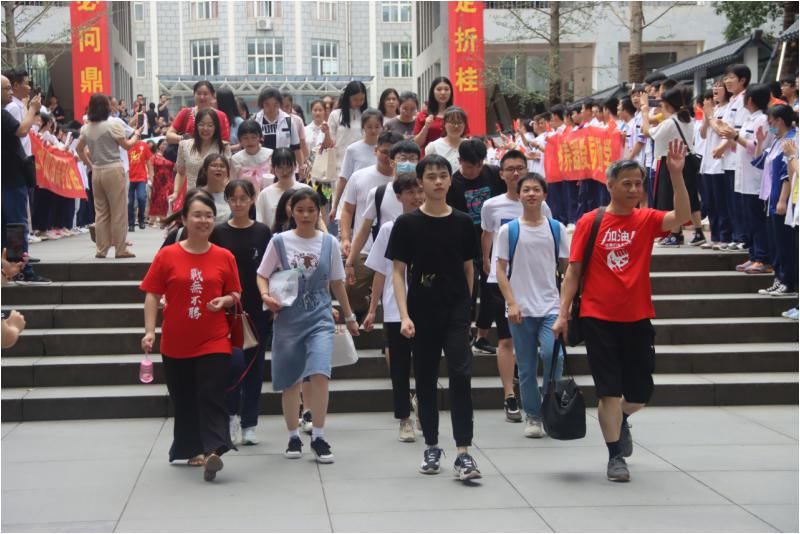  送考|乘风破浪高考日 盘点常德市二中爱心送考的那些美好画面！