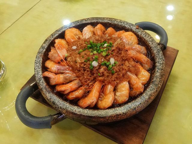 出手|孩子高考581分,父母大摆10桌宴席,邻居就这分也拿得出手