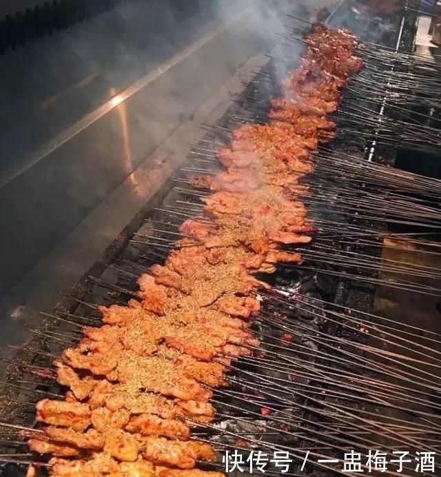  老板|馋到灵魂！陕视新闻记者采访，遭遇最“傲娇”烤肉店老板“狂怼”