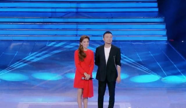  主持|央视主持朱迅上班太萌，穿粉色长裙跳无价之姐，忘记动作全场欢呼