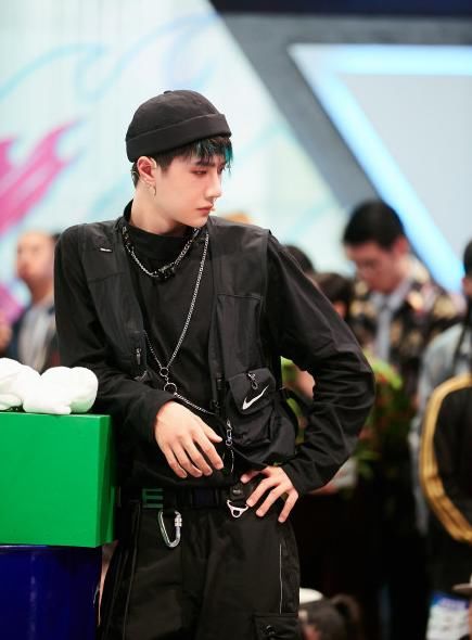  跳舞|王一博跳舞视频被下架，粉丝找节目组理论，《这就是街舞》导演回应