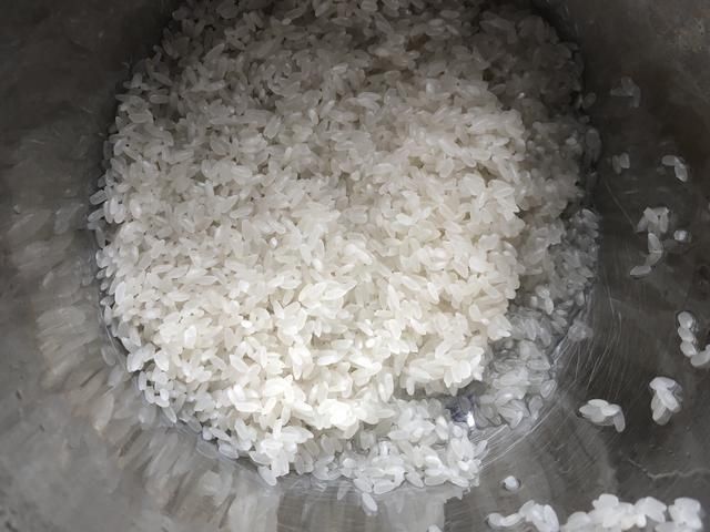 「导致」大米淘洗几遍合适?很多人不懂,导致营养流失,可惜了