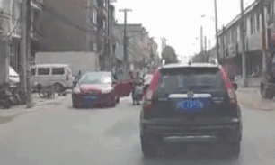  开门杀|惨！路边面包车突然开门，一名骑手被撞后遭大货车碾压身亡