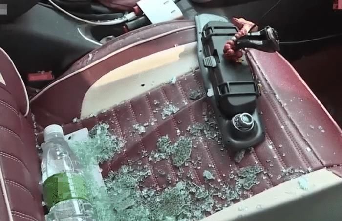 门口|本田停车堵门口,暴躁业主直接砸车,路人都说砸得好