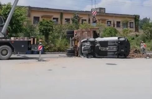  车身|河晕！秀屿一小被渣土车撞翻了天！车身严重变形……