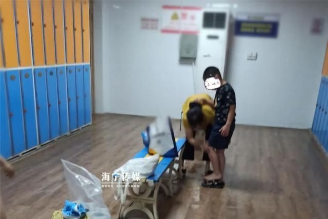男性|男子去更衣室,里面竟有位女子,旁边有成年男性在换衣服