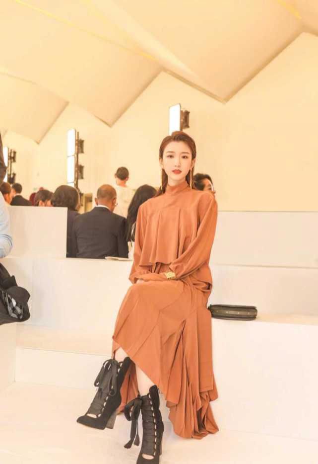 棕色|毛晓彤国外看秀气质升华了,穿棕色连衣裙配大背头,气场强大A爆