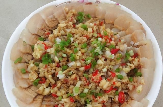  猪肉|这是吃五花肉的新方法，这是用水和大蒜煮的，他很肥但不油腻