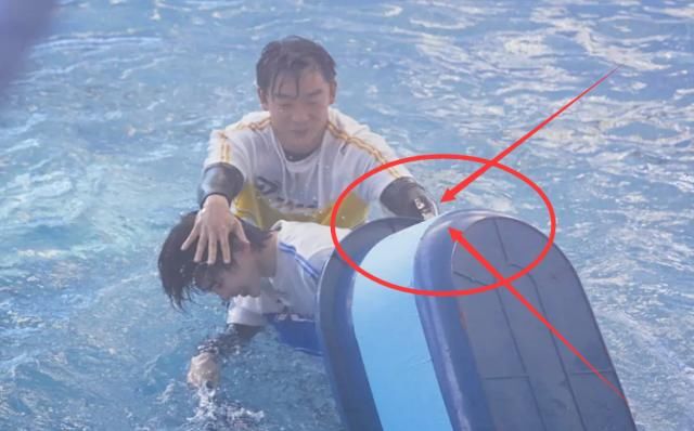 解事情|还以为郑恺在欺负蔡徐坤,当镜头拉近,原来是冤枉他了!