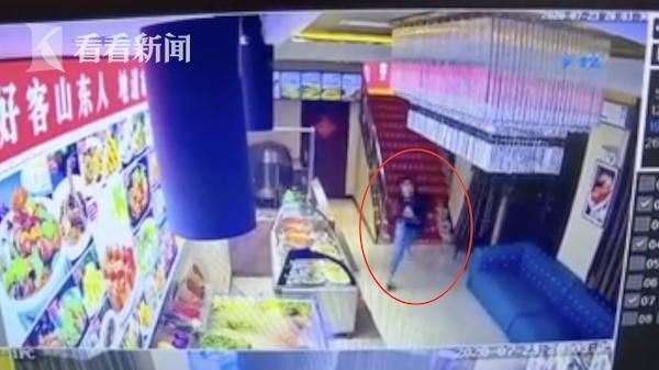  打电话|4小伙组团吃霸王餐，剩一个假装打电话飞奔出门