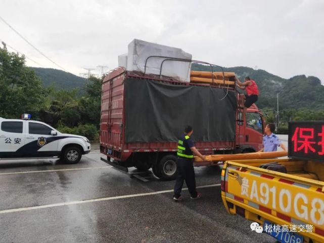  大物|高速路上掉“大物”，民警及时处置除隐患