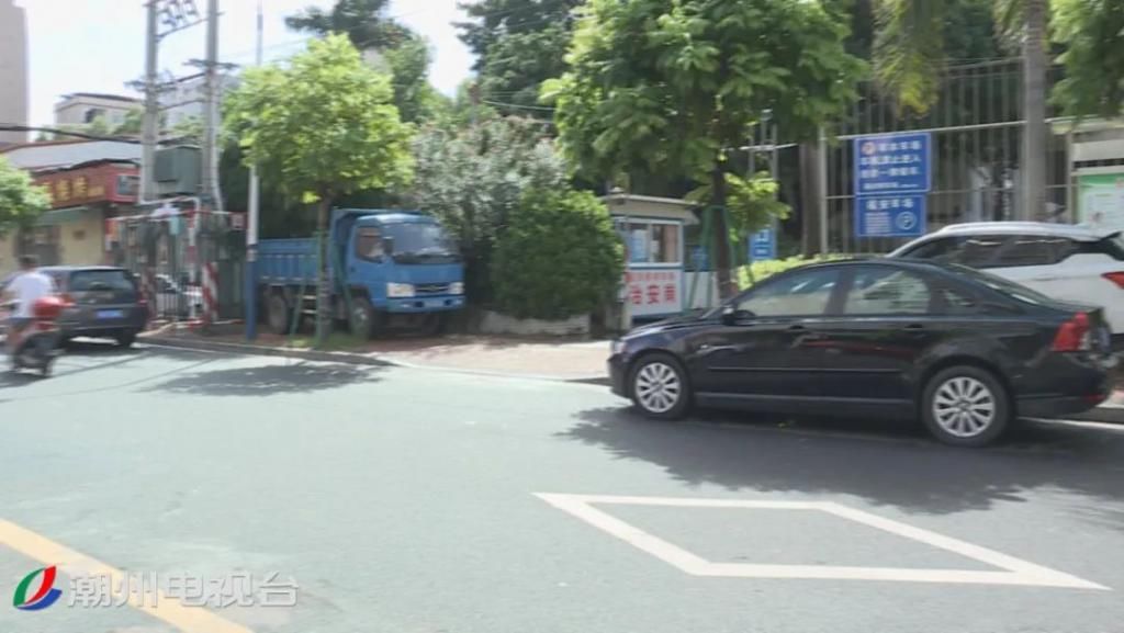 路段|潮州福安路段道路中间停放着近10辆私家车，把路面当成了自己的停车场
