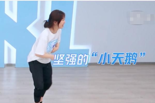 剪辑|剪辑太坑人看似虞书欣在扮丑调节气氛,实则胃痛也还坚持练舞