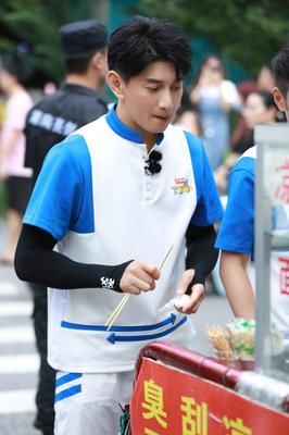  搞笑|《元气满满的哥哥》有极挑内味，新晋搞笑担当胡军像孙红雷