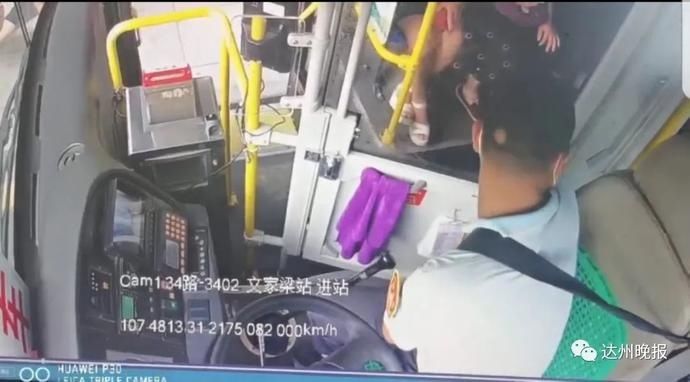 连闯|发生了什么？34路公交司机连闯两个红灯！一车人竟都同意…