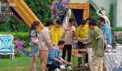  字幕|奔跑吧兄弟，郑恺给baby喂薯片时，字幕老师及时救场帮忙缓解尴尬