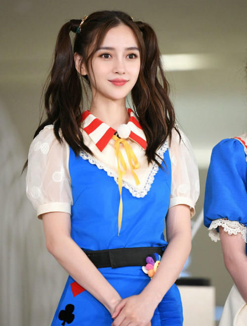  谨言|《奔跑吧》中吴谨言、Baby为显腿长，同穿长筒袜，看到效果后悔了