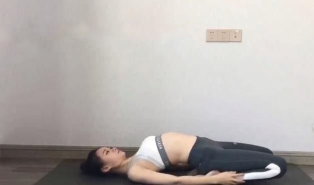 伸展|每天5分钟越拉越年轻7个简单「懒人拉筋法」,水肿萝卜腿都不见