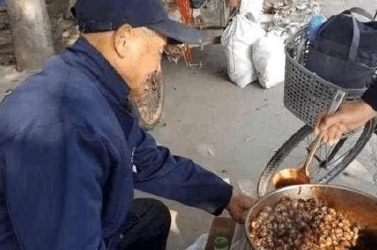  怀念|这位大爷买这东西这么火，原来是做法不一样，这东西是童年的怀念