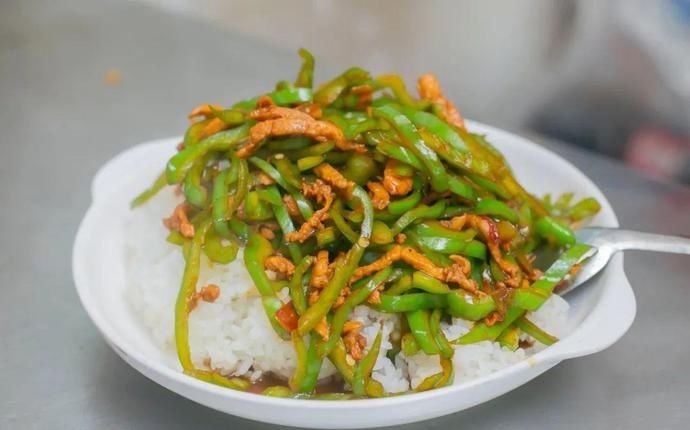 桌椅|店内坐不下,门口搬桌椅来吃!丰储街的这家盖浇饭火了13年!