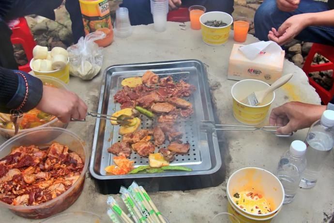  露营|小众游|泛舟露营戏水K歌……漫步夹缝岩，感受惬意悠然