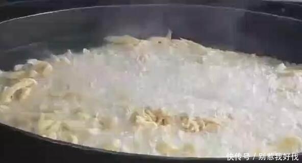 小吃|男子街边卖这“奇葩”小吃, 油锅上揉面, 路过的人都看呆!