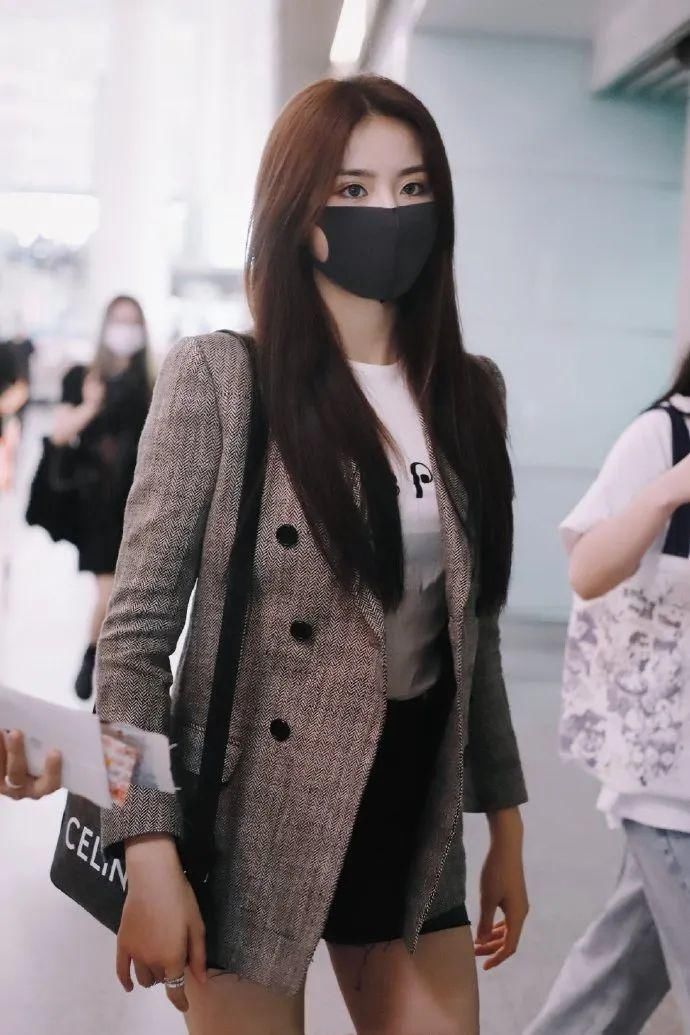  西装|金子涵真的壮吗？看她穿西装的效果就知道了，比例不要太完美