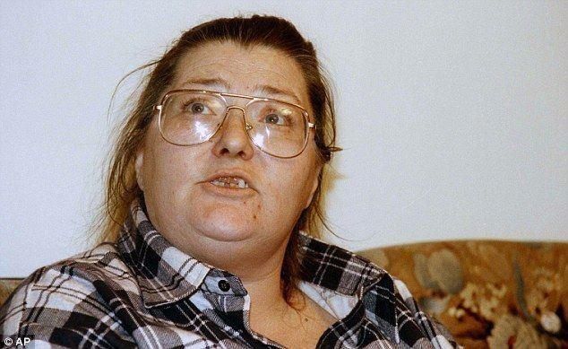  约翰|毛骨悚然！2岁被性虐，9岁被绑架，一个拴着铁链，关在棺材里的小女孩！