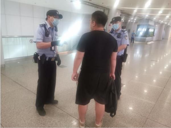 首诗|“一天能写2000首诗”与“一天被逼相亲3次”：两棵病树一个恶果