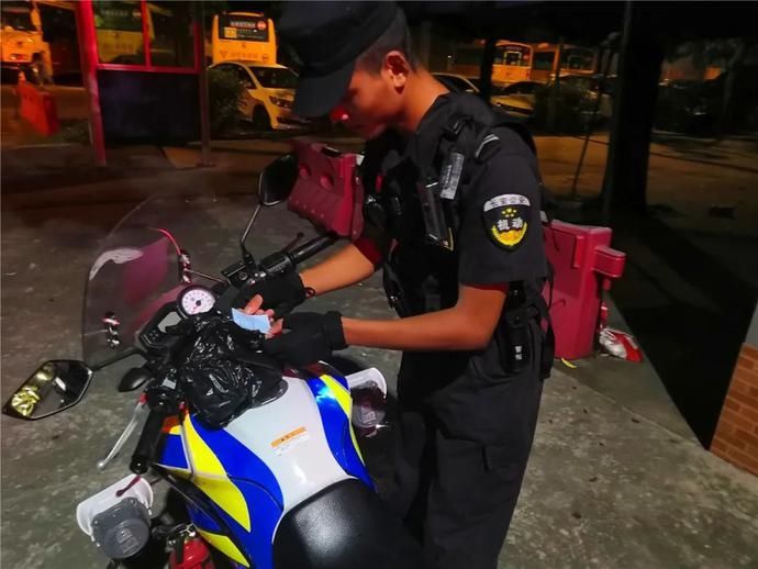  学校门口|两位女同学“偷放”的礼物，瞬间甜化了警察蜀黍们的心......