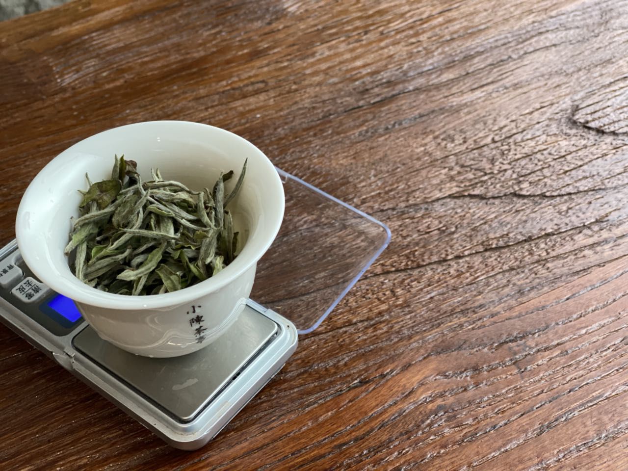 玻璃杯|新茶友冲泡白茶时，玻璃杯放5克茶，盖碗投7克茶，最后他哭了