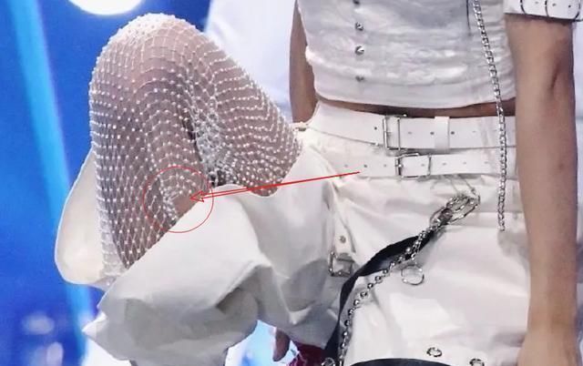  决赛|《青2》决赛服装被嘲“地摊货”，链子断了网纱破了，还跳完舞蹈