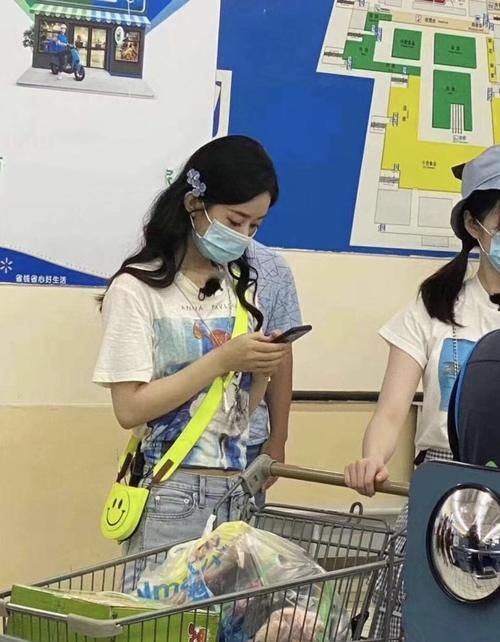  造型|赵丽颖《中餐厅》路透，穿t恤配牛仔裤清新少女，笑脸包撞款杨幂