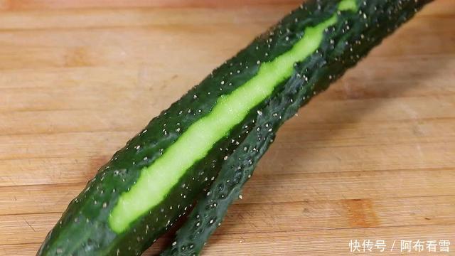 肉末黄瓜皮拌面|黄瓜不要凉拌了,教你花样吃法,做法简单吃着过瘾,汁都不剩