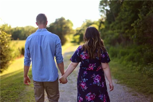 种费用|男子接亲被刁难，打电话跟父母要钱，父母说不用娶了