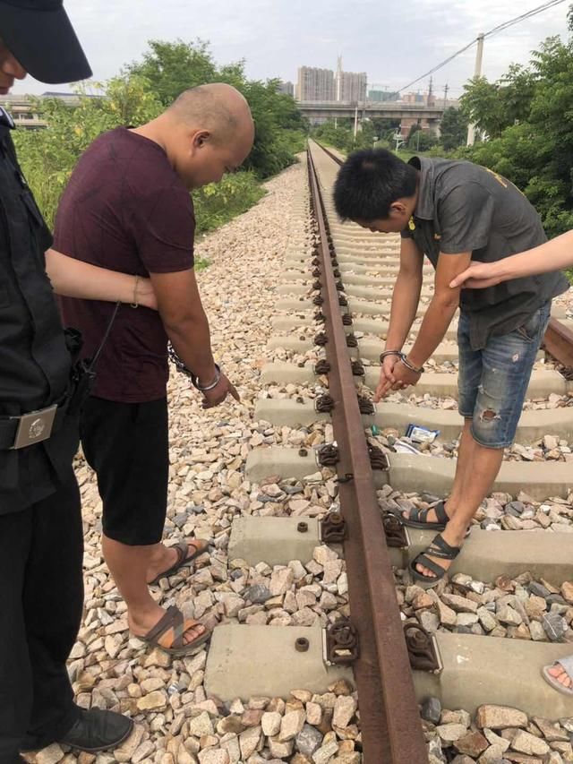  报废车|连买报废车只为偷铁路，遇民警慌张中扭断车钥匙