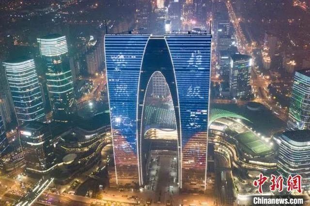 足球|今朝重逢时，以足球的名义致敬不平凡的 236 天！