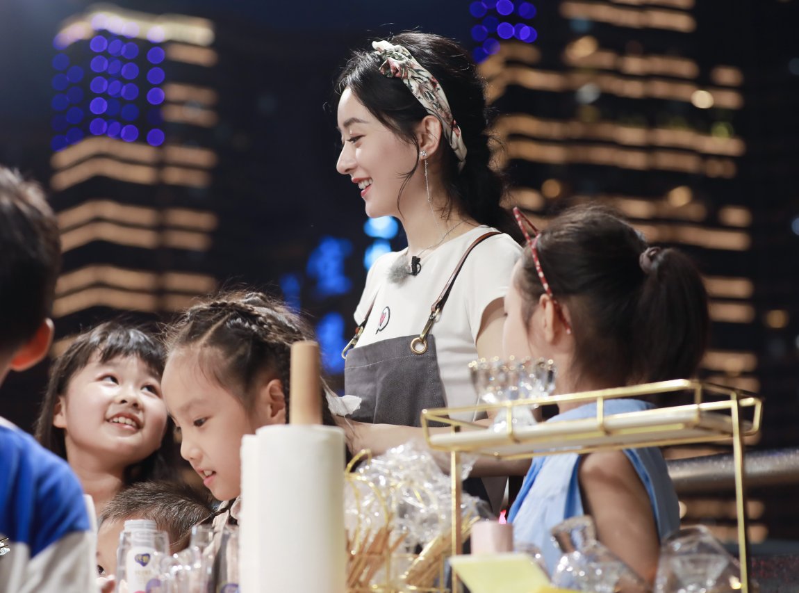  放出|赵丽颖黑稿被放出，《中餐厅》节目组诚恳道歉，我却注意她的回应