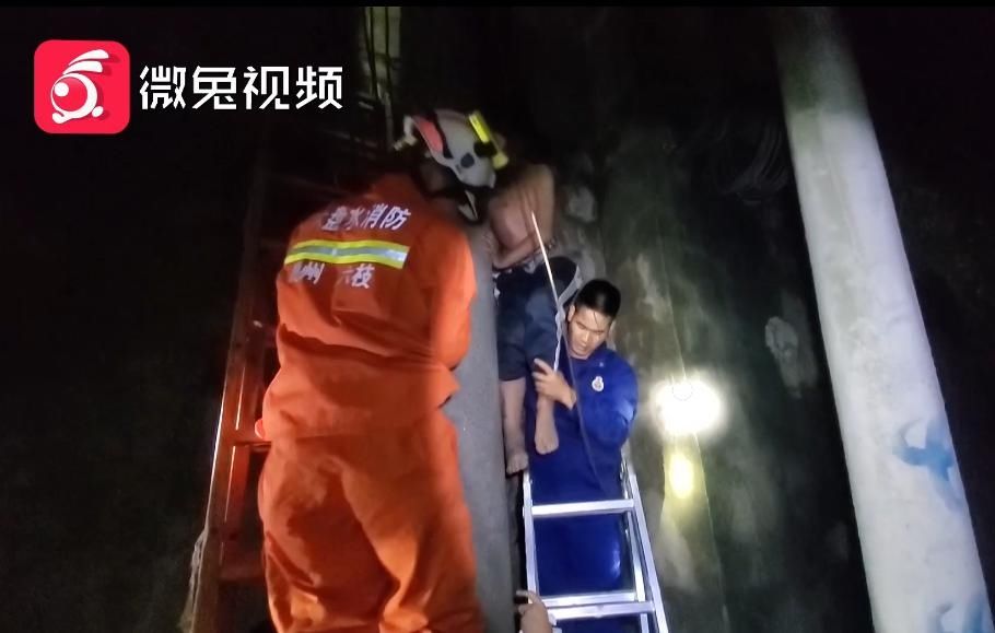  缝隙|学生深夜翻墙出校园，结果被卡在缝隙四小时！路过市民托举报警