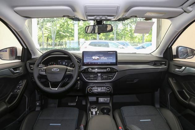 月薪|同级别没对手！月薪8千你会考虑它吗？ 轩逸 vs 福克斯