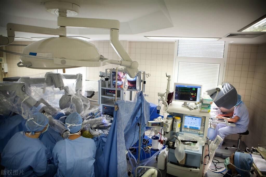 前列腺手术中，监护仪上逐渐异常的心电图让麻醉医生叫停了手术