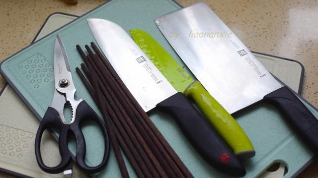  煮汤|用牛肉煮汤，这方法最简单，切切煮煮就做好，咸鲜开胃适合夏天