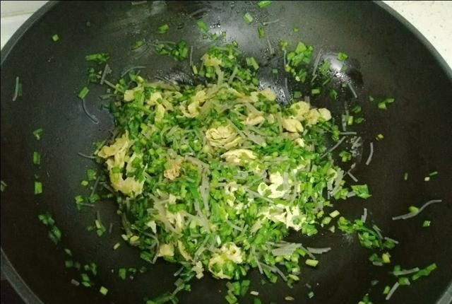  搅拌均匀|传统美食炸菜角，和面是关键，皮薄馅香，咬一口都是菜。太香了。