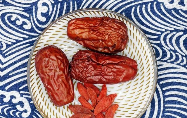  营养|教你做玉米枸杞排骨汤，汤汁香甜营养丰富，做给家人一起喝！