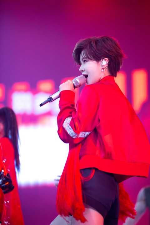  蔡徐坤|《青春芒果夜》朱一龙黄晓明蔡徐坤点燃青春，姐姐们舞台燃炸全场