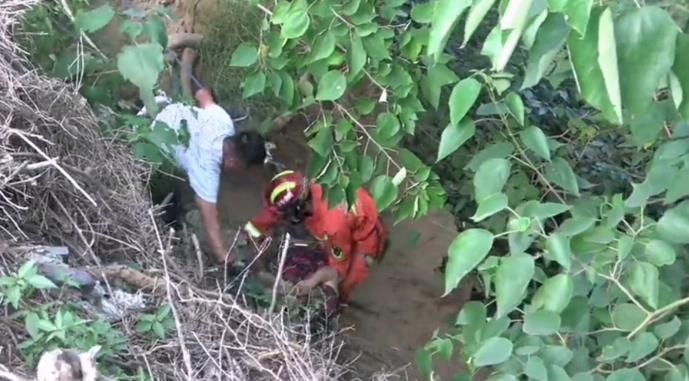 合力|三门峡一老人没刹住车坠入30米深沟,多名群众与消防员合力救助