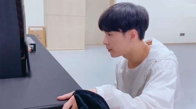  张艺兴|宁静团连线请教张艺兴，而张艺兴看手机的方式成了“亮点”