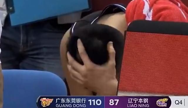 致敬|拼到抽筋被搀扶下场！广东官方致敬，他虽输22分也可昂首离开