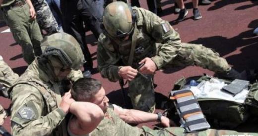 疯狂|新兵冲进指挥所,端枪疯狂扫射,将9名班长1个连长打成筛子