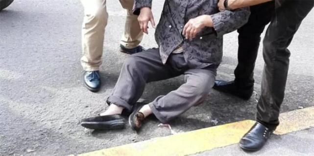 说不清|老人路边摔倒，小孩好心搀扶反被讹，父母拒私了：赔偿就说不清了